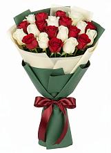 Букет Микс из красных и белых роз в Курсаково