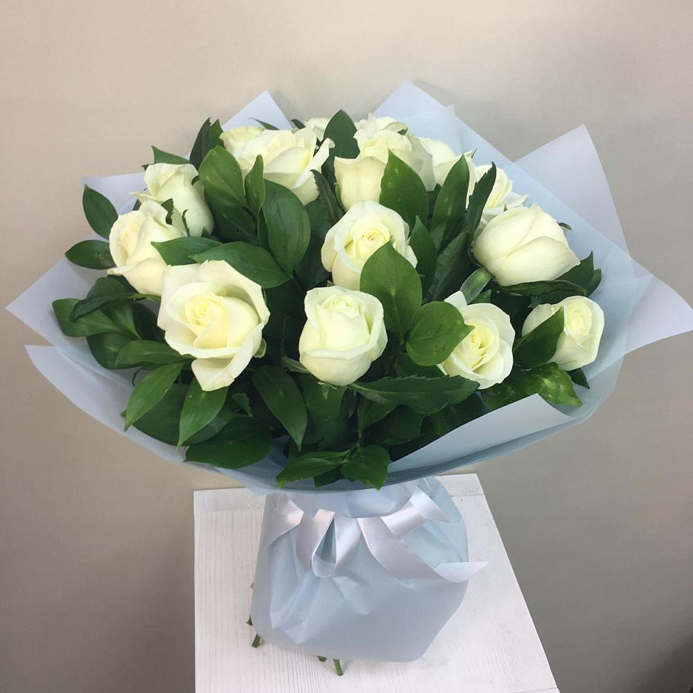 Букет 15 Белых роз Проуд в Курсаково