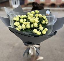 Букет Белые кустовые розы Солинеро в Курсаково