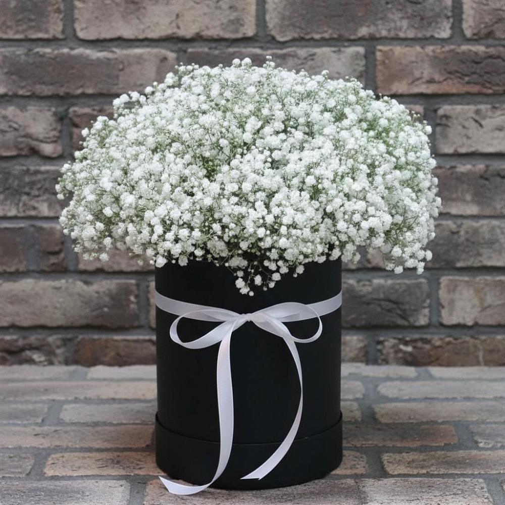 Цветочная композиция из Гипсофила в шляпной коробке в Курсаково