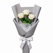 Букет 3 белые розы в Курсаково