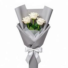 Букет 3 белые розы в Курсаково