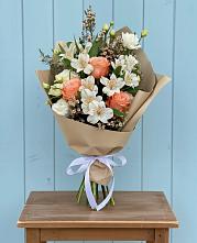 Букет цветов из:  Альстромерии, Лизиантусы, Розы и Хризантемы в Курсаково