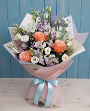 Букет цветов из:  Лизиантусы, Розы, Альстромерии и Гипсофила в Курсаково