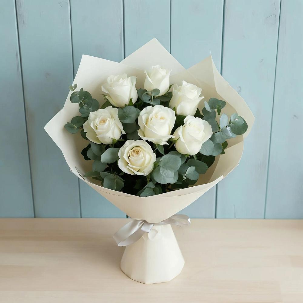 Букет Белые розы в Эвкалипте в Курсаково