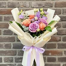 Букет цветов из:  Лизиантусы и Розы в Курсаково