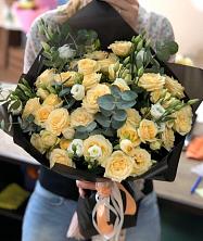Букет птица счастья в Курсаково Букет цветов из: Розы и Лизиантусы в Курсаково