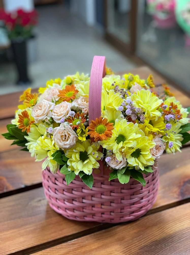 Цветочная композиция из Хризантемы и Розы в корзине в Курсаково