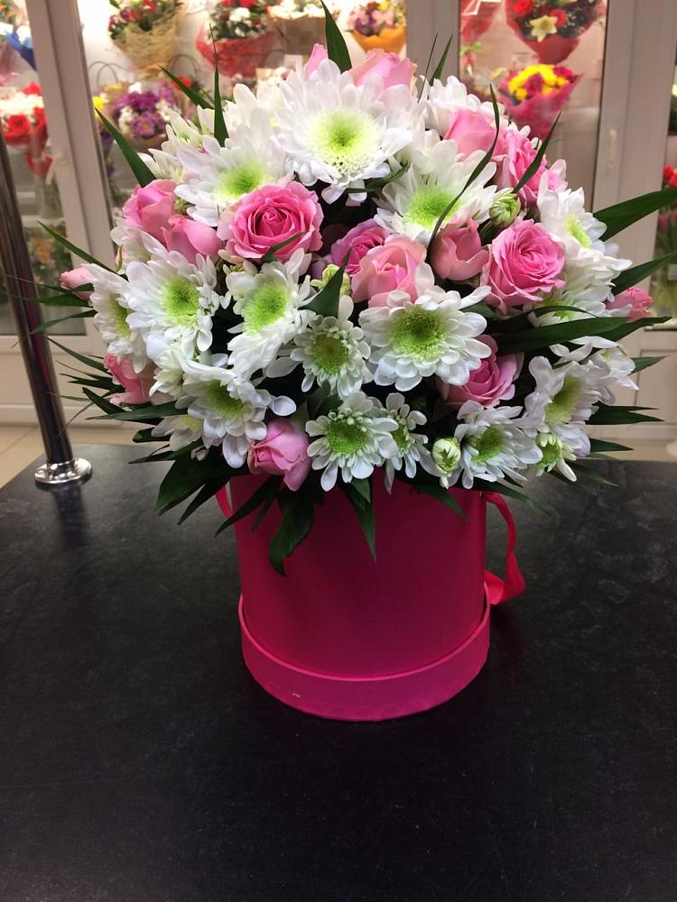 Цветочная композиция из Розы и Хризантемы в шляпной коробке в Курсаково