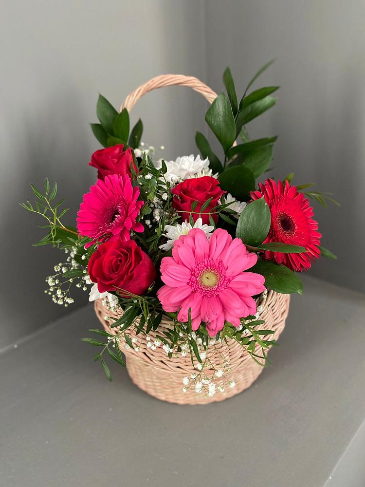 Цветочная композиция из Розы, Хризантемы и Герберы в корзине в Курсаково