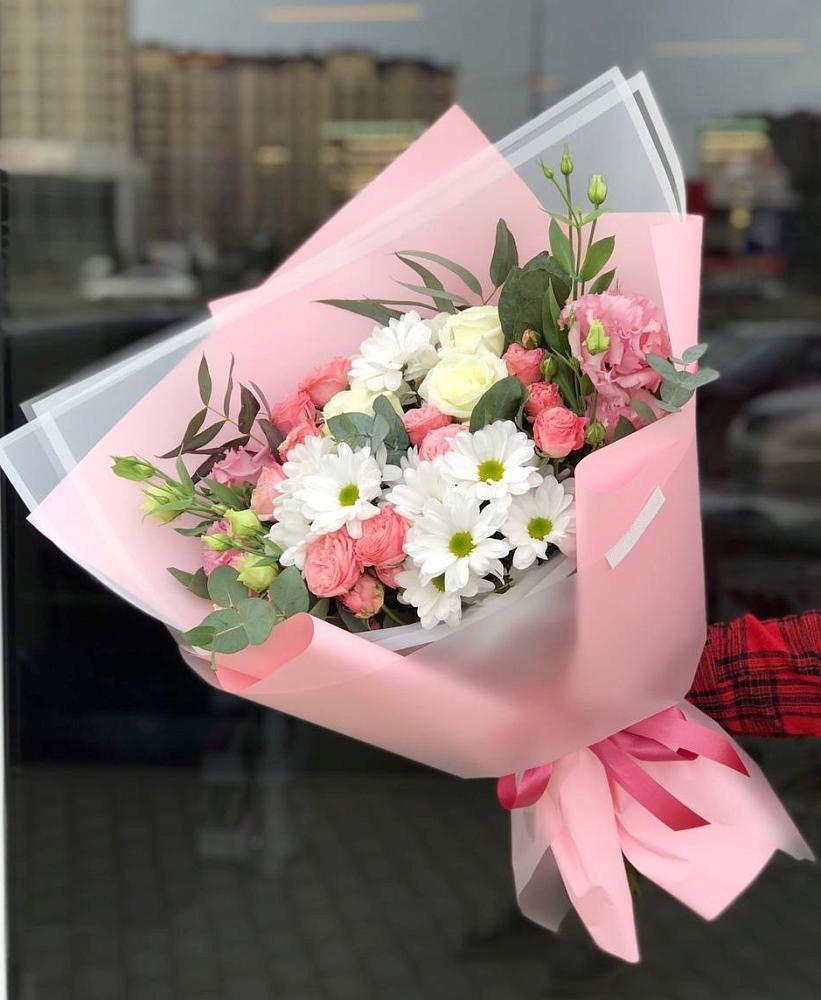 Букет нежный в Курсаково Букет цветов из: Розы, Лизиантусы и Хризантемы в Курсаково