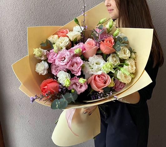 Букет цветов из: Розы, Лизиантусы и Гвоздики в Курсаково