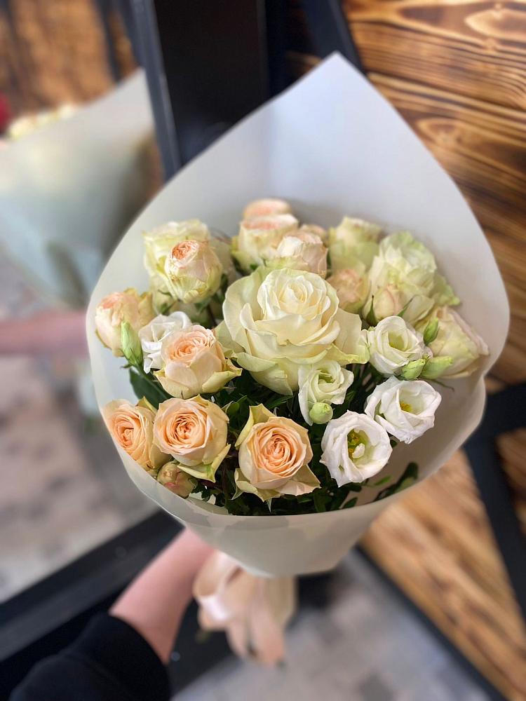 Букет цветов из: Розы и Лизиантусы в Курсаково