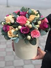 Цветочная композиция из Розы в шляпной коробке в Курсаково